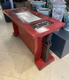 A Chinese qianjiang cai plaque mounted in a wooden table, 19/20th C.